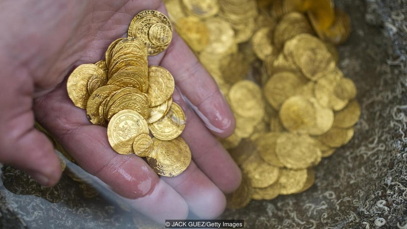 Discovering a Hoard of Ancient Gold Coins Beneath the Waters of Israel ...